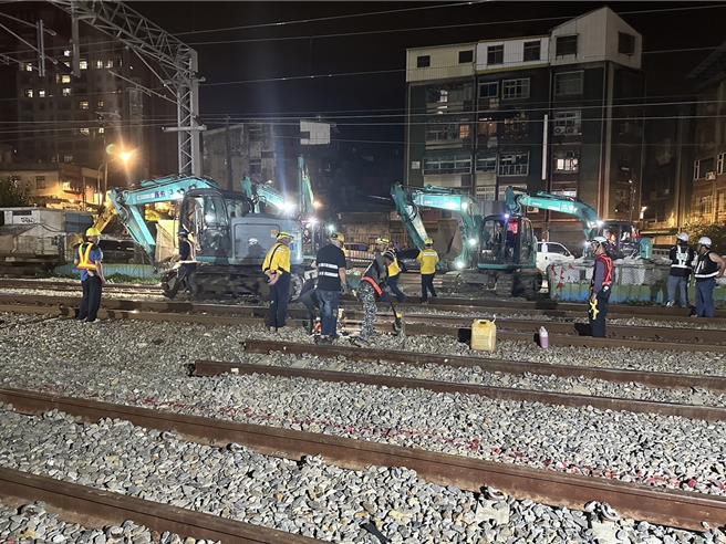 配合铁路地下化工程，中坜火车站旧站15日晚间10时34分开出末班车后，正式熄灯拆除，台铁也动员300多人进行路线切换、站务设备迁移工程。（台铁提供／陈佑诚台北传真）