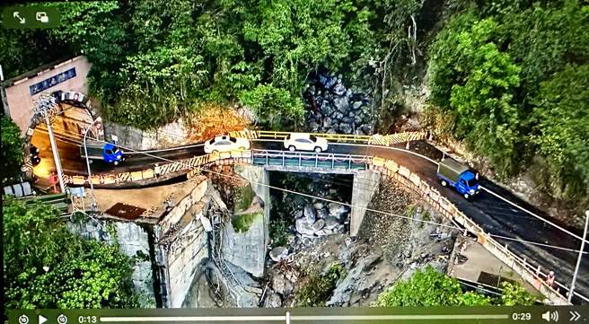 蘇花公路已搶通，到年底仍需進行管制、車流限制，因此農糧署與縣府到年底補貼農民宅配費用，降低農民負擔。圖為下清水隧道口搶通，車輛通行畫面（本報資料照片）