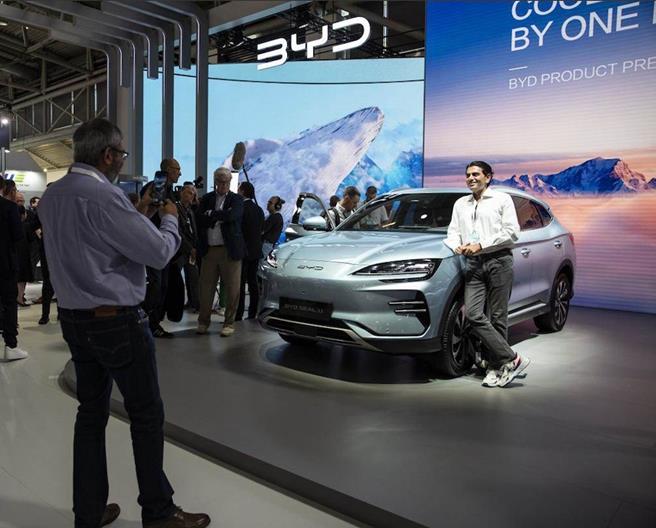 李强展开访澳之旅，澳商会主席：中国电动车应该进入澳洲。（新华社）