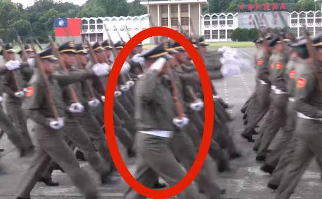 担任黄埔百年校庆校友正步连第4排排长的朱烜志（红圈处），在退伍后因车祸失去左臂，但仍参与了这次阅兵。（图 / 撷取自中时直播）