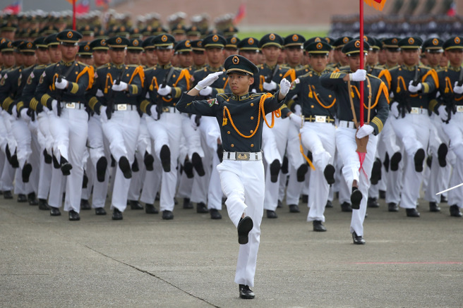 「黄埔建校100周年校庆」16日在高雄陆军军官学校举行，陆军官校、空军官校、海军官校、国防大学学生们编成正步联队实施分列校阅。但在国防部长顾立雄日前以「不符合战训本务的形式主义」下令取消正步，这样的画面也将成为歷史。（黄世麒摄）