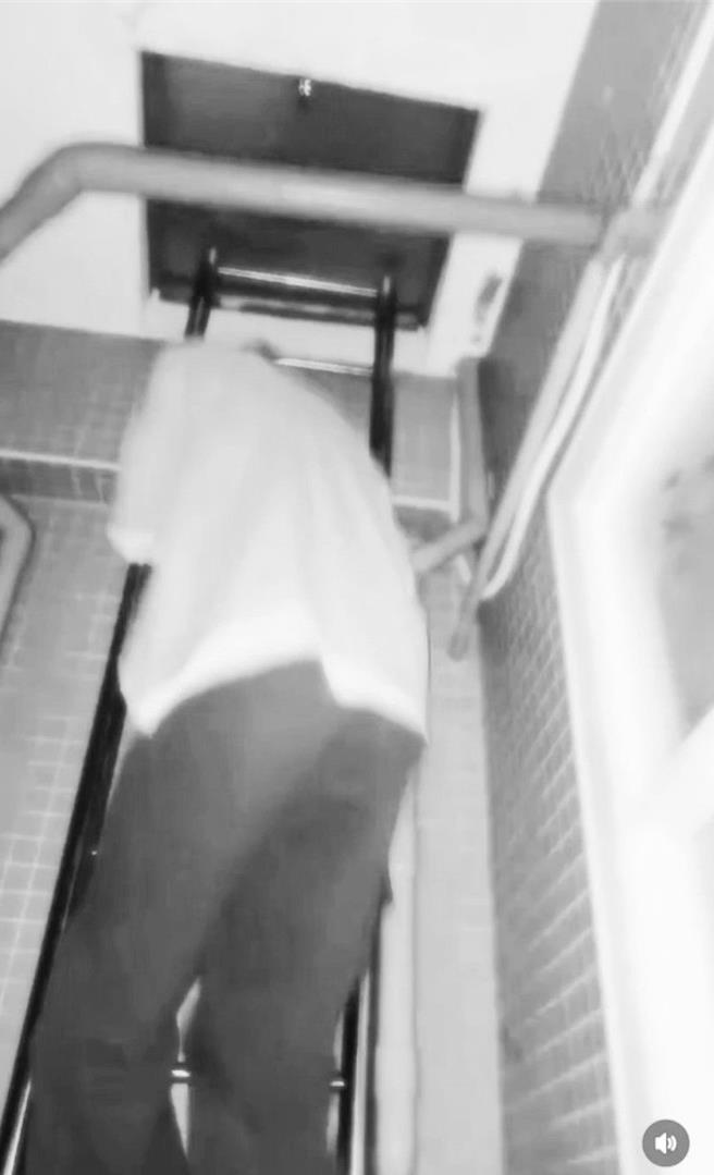 高雄某高中职校园遭毕业生闯入，还拍下影片Po网称「赢过99％的学生」。（翻摄自「Threads」／任义宇高雄传真）