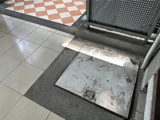校方表示该处为建筑逃生通道，已约好建筑师看能如何改善避免遭闯入。（民眾提供／任义宇高雄传真）