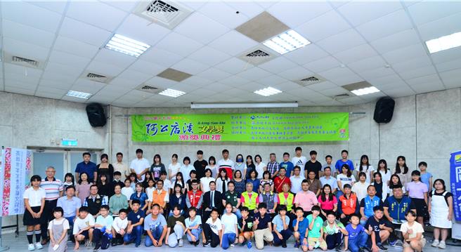 由高雄市岡山大專青年協會與高雄市政府文化局共同辦理的「阿公店溪文學獎」，今日在岡山文化中心舉行第17屆頒獎典禮，76位獲獎者齊聚一堂。（高雄市政府文化局提供／林雅惠傳真）