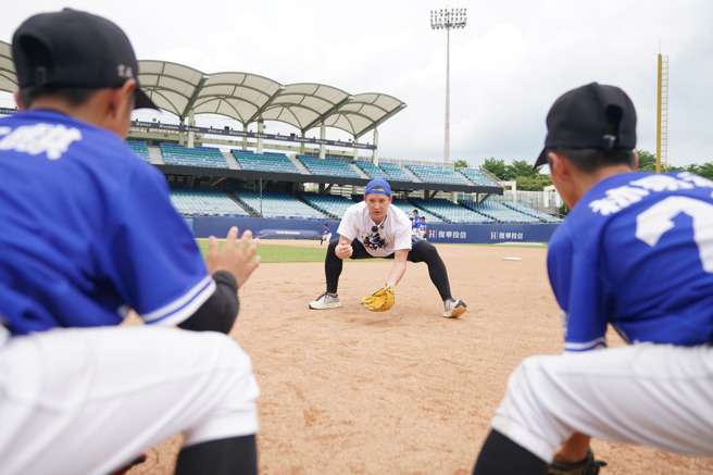 前日職球星杉谷拳士（中）指導小球員守備。（富邦悍將提供）