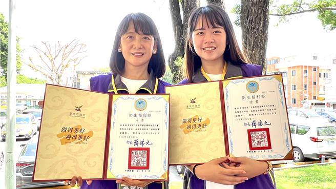 来自后壁区佳田社区的林美纯（左），2年前带着女儿锺妏君（右）进修防暴宣讲师，母女俩今年拿到卫福部高阶防暴宣讲师的认证。（张毓翎摄）