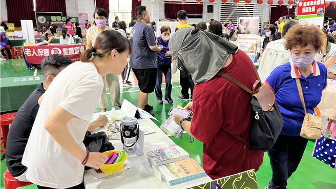 台南市政府社会局16日在新营区南瀛堂表扬36个防暴社区和37位社区防暴宣讲师，现场透过防暴闯关活动，宣导家庭暴力防治观念。（张毓翎摄）