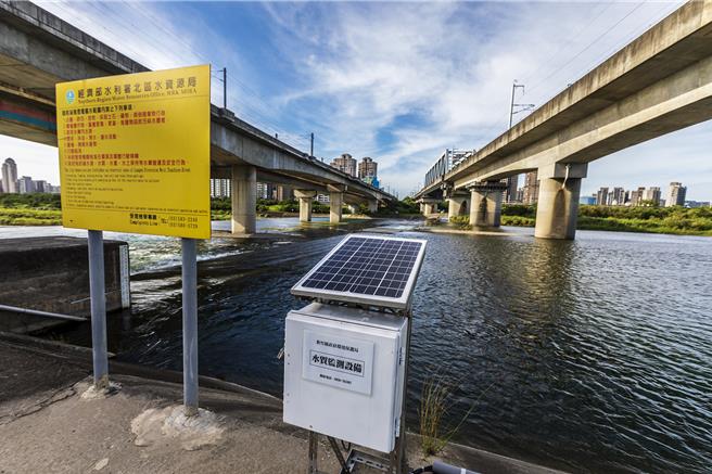 新竹县环保局在头前溪兴隆大桥隆恩堰取水口旁，设置水质连续自动监测站，水质监测数据良好，名列中央管26条河川第二名。（罗浚滨摄）