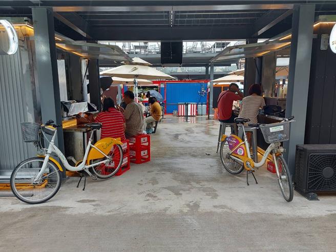台北市關渡碼頭貨櫃市集5月風光開幕，但是周遭亂象不斷，許多騎YouBike前往的民眾直接把自行車停在店家門口。（劉瑋晴攝）