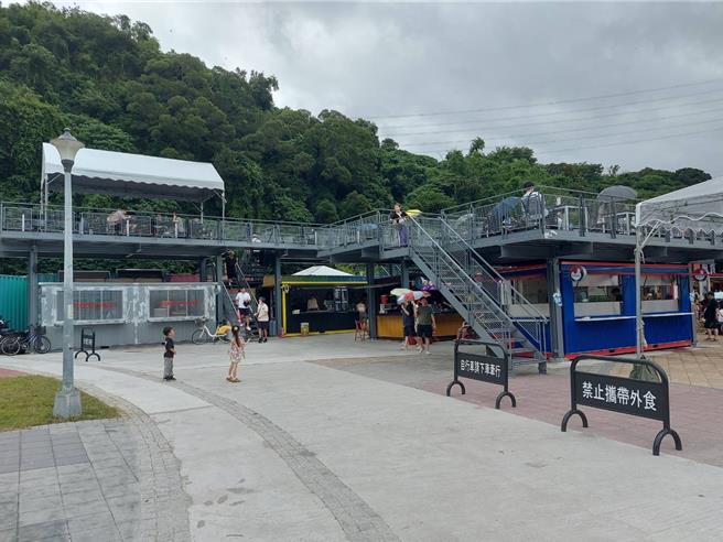 2樓只有少數座位有遮蔽物，民眾表示一到下雨天使用率近乎零。（劉瑋晴攝）