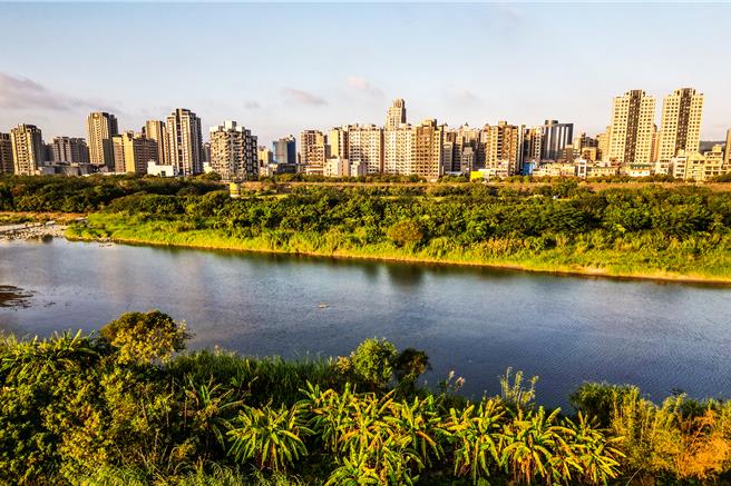 新竹县长杨文科指示相关单位，竹科三期和台知园区都市计画要与区域路网「多轨并进」，衔接2个园区的跨头前溪「科技大桥」道路新辟工程，可行性评估标案已决标。（罗浚滨摄）