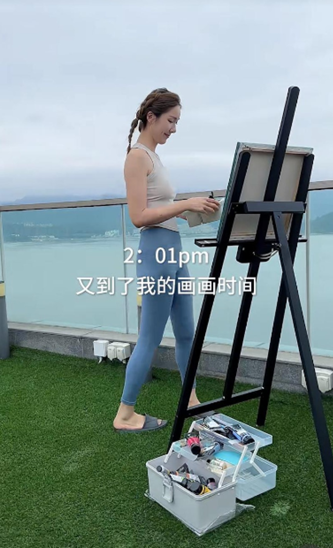 李亚男在海景阳台画画。（图／翻摄自李亚男小红书）
