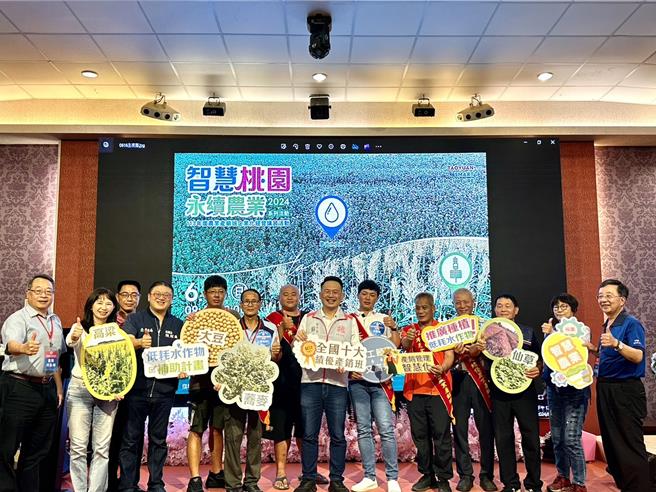 桃园市农业局16日在观音区向阳农场举办农业产销班企业化经营讲习，近200位产销班干部出席。因应极端气候，农业局也鼓励农友转作耐旱作物，每公顷有经费补助。（吕筱蝉摄）