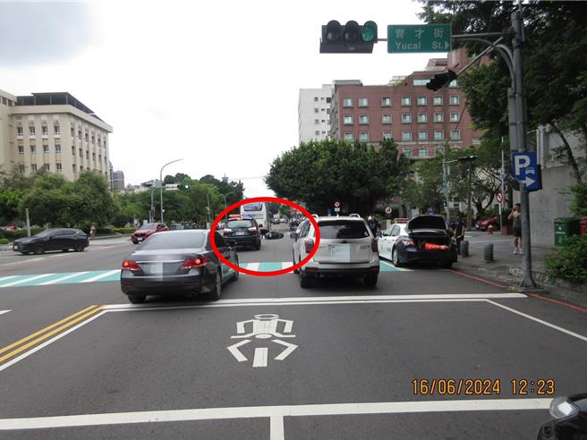 台中北區雙十路、育才街16日上午11時發生死亡車禍，公車與機車擦撞後女機車騎士再彈飛撞上同向自小客，當場胸、腹重創，送醫搶救仍不治。（民眾提供／馮惠宜台中傳真）