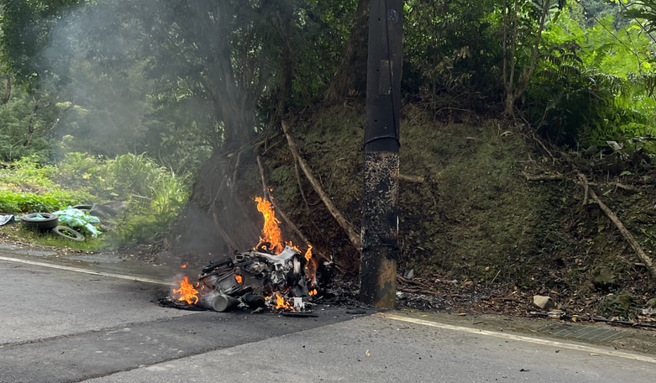 消防人员赶抵，拉设水线扑灭火势。（新店警分局提供）