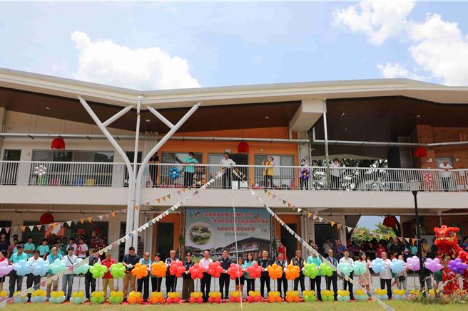 嘉义县内瓮国小第3代校舍16日完工启用，也宣告113学年度起，内瓮国小将转型为公办民营实验教育小学。（吕妍庭摄）
