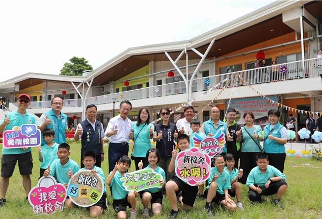 嘉义县内瓮国小第3代校舍16日完工启用，也宣告113学年度起，内瓮国小将转型为公办民营实验教育小学。（吕妍庭摄）