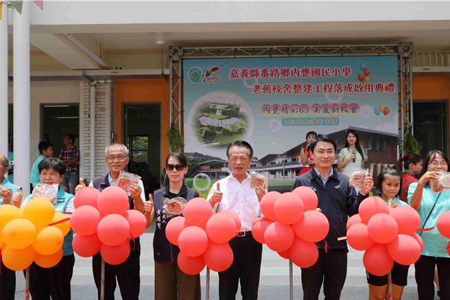 今嘉义县长翁章梁、立委陈冠廷、番路乡长萧博胜、议长夫人黄琼贤等民代共同剪彩启用。（吕妍庭摄）