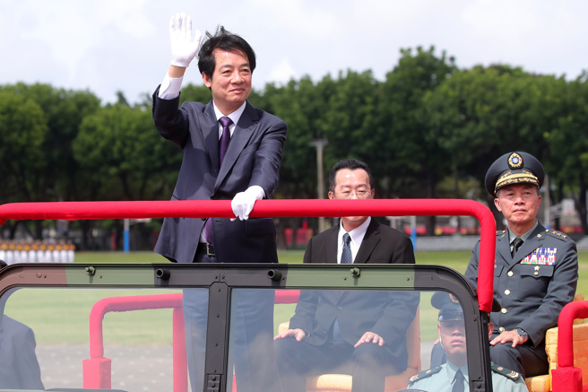 赖清德总统（左）16日前往高雄的陆军军官学校，出席「黄埔建校100周年校庆」，并登上吉普车校阅学生部队。中为国防部长顾立雄。（黄世麒摄）