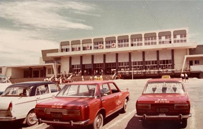 台铁中坜站曾经风光一时，首创车站附设百货公司。(取自洪致文脸书／吕筱蝉桃园传真)