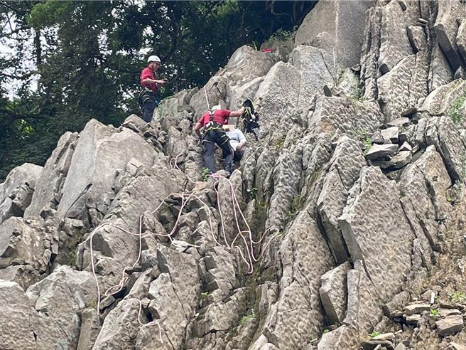 遊客遊石門水庫竟受困岩壁，消防隊與北水分署合作救人。(消防局提供／呂筱蟬桃園傳真)