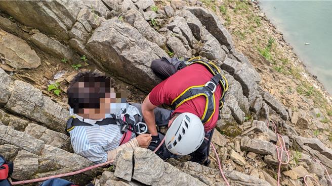 遊客遊石門水庫竟受困岩壁，消防隊與北水分署合作救人。(消防局提供／呂筱蟬桃園傳真)