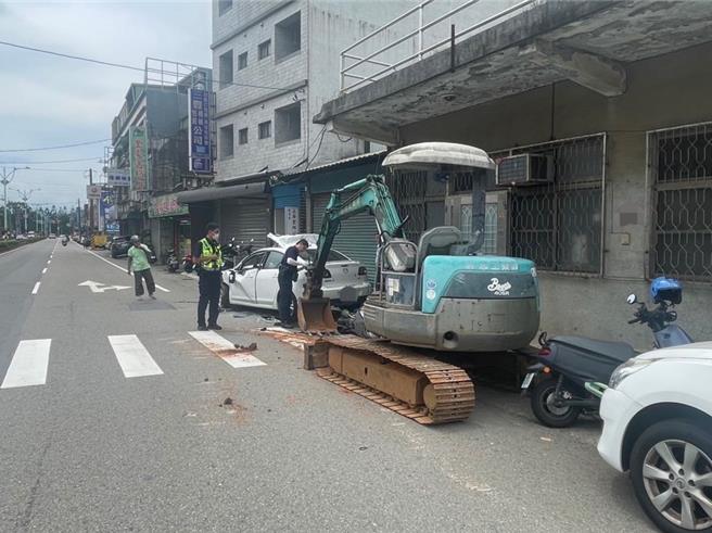 男子开挖土机铲毁民宅前车辆吓坏路人，警方获报了解竟是夫妻发生口角衝突。(警方提供／吕筱蝉桃园传真)