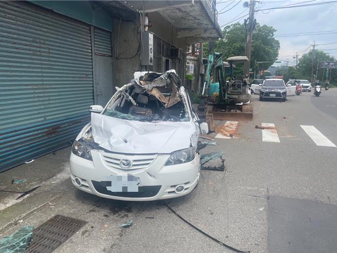 男子开挖土机铲毁民宅前车辆吓坏路人，警方获报了解竟是夫妻发生口角衝突。(警方提供／吕筱蝉桃园传真)