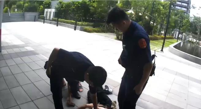 嫌犯遭警方压制在地。（新北市新庄警分局提供）