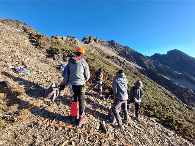 高雄市义消协助山难任务救援。（高雄市义勇消防总队提供／洪靖宜高雄传真）