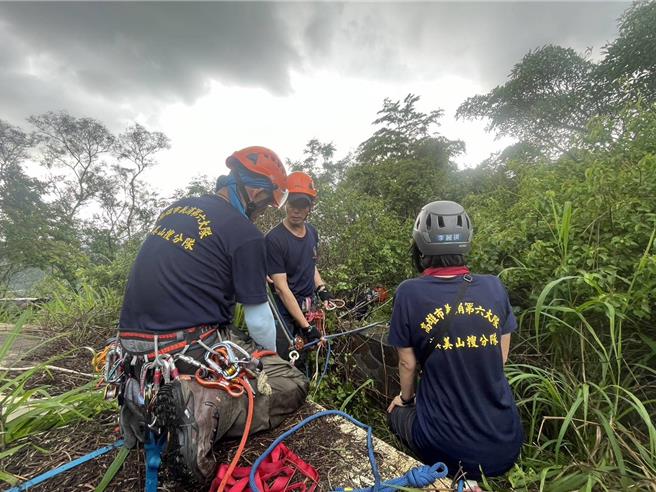 高雄市义消协助山难任务救援。（高雄市义勇消防总队提供／洪靖宜高雄传真）