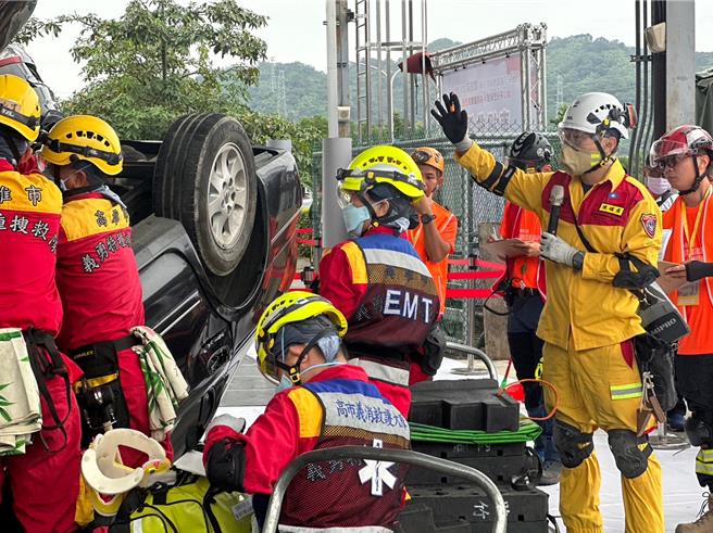 高雄市义消进行训练。（高雄市义勇消防总队提供／洪靖宜高雄传真）