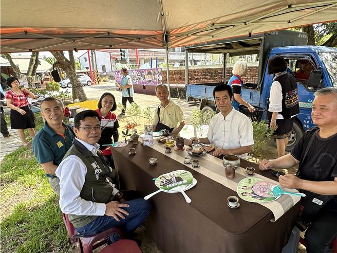 16日发表成果，现场还有专业的司茶人泡茶品茗，营造放松惬意的气氛。（大内区公所提供／张毓翎台南传真）