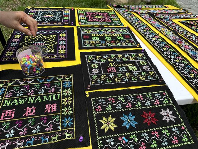 现场居民手作西拉雅十字绣绣品、彩绘陶瓮。（大内区公所提供／张毓翎台南传真）