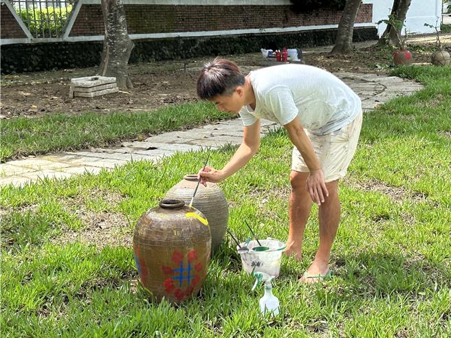 现场居民手作西拉雅十字绣绣品、彩绘陶瓮。（大内区公所提供／张毓翎台南传真）