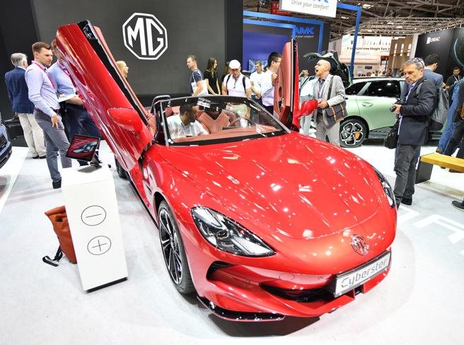 上汽生產的高端電動車品牌「名爵」在泰國設廠，輸入歐盟時將能避免被課徵附加關稅。圖為名爵參加德國車展。（圖／新華社）