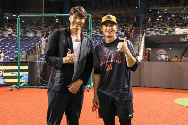 统一狮陈杰宪（右）与赛前纟井嘉男合影。（统一狮提供）