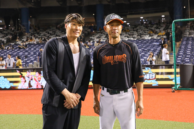 统一狮日籍教练玉木棚笑（右）与赛前纟井嘉男合影。（统一狮提供）