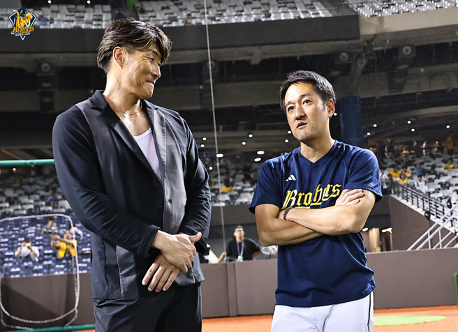 中信兄弟总教练平野惠一（右）与学弟纟井嘉男相见欢。（中信兄弟提供）