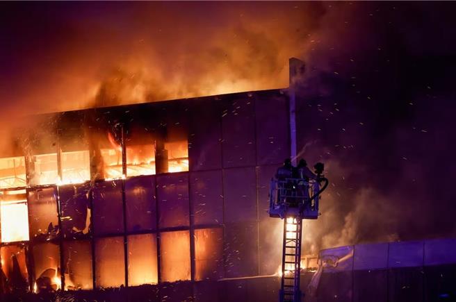 图为莫斯科「番红花城市大厅」音乐厅3月22日发生恐攻，「呼罗珊伊斯兰国」（ISIS-K）声称犯案。（路透社）