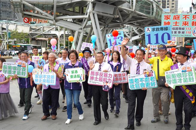 紳士協會街頭宣導，串起關懷長者意識，象徵2024年新北市護老反暴宣導啟動。（社會局提供）