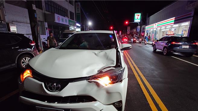 高雄市冈山区日前晚间发生一起死亡车祸，一辆自小客疑似下雨天加上天色昏暗、视线不佳撞上违规穿越马路7旬老妇，导致该妇人受伤送医后宣告不治。（警方提供／林雅惠高雄传真）