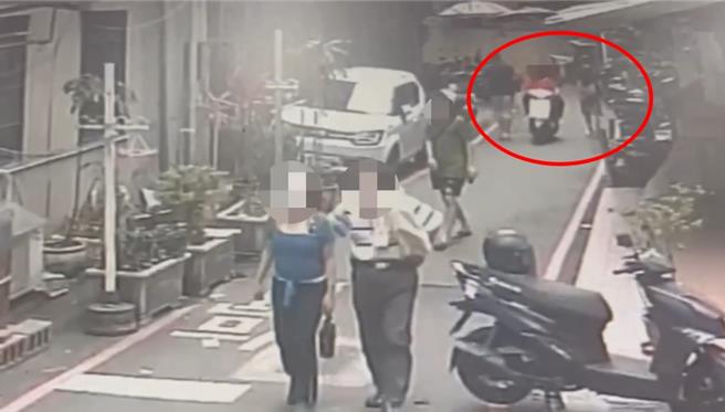 「碰瓷」惯犯詹姓、张姓男子拦下陈妇，2人不断对她咆哮，诓称陈妇机车勾坏詹男名牌包。（板桥警分局提供）