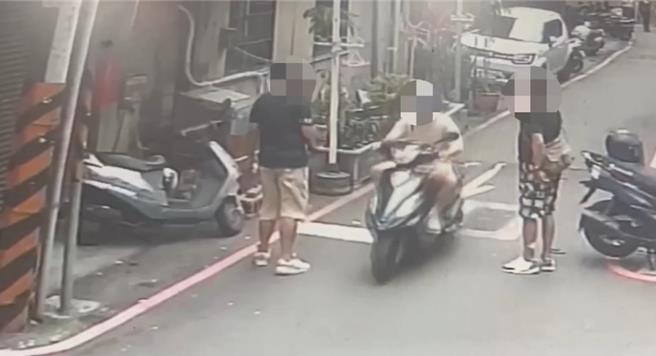 詹姓、张姓男子有多笔制造假车祸诈欺、恐吓取财纪录。（板桥警分局提供）