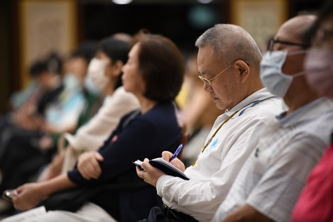 听眾专注聆听做笔记。(图/佛光山惠中寺提供)