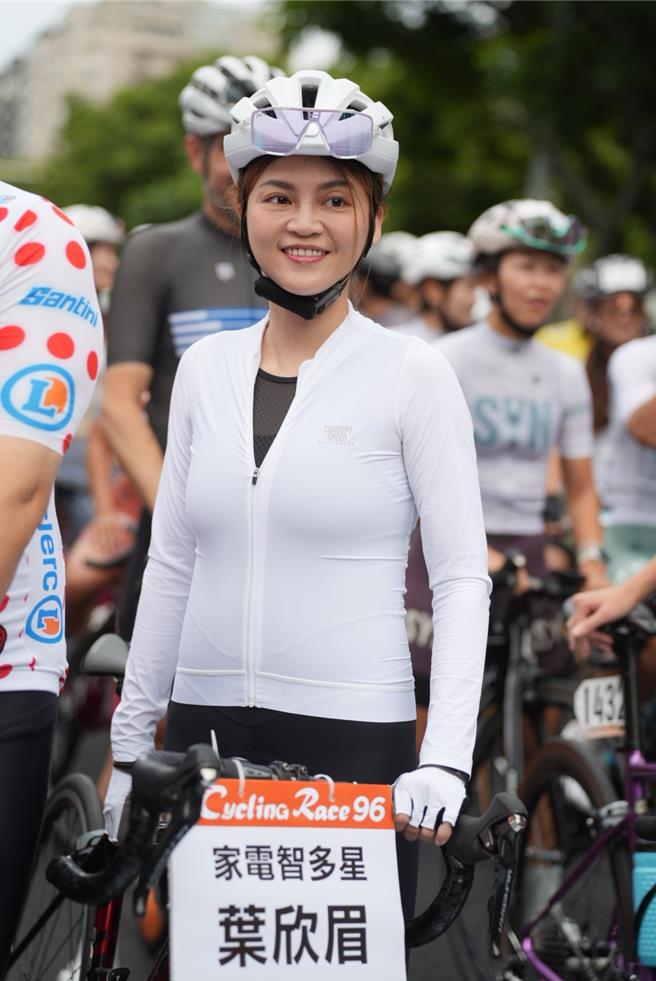 葉欣眉16日一早參加自行車活動。（旺淂窩門娛樂提供）