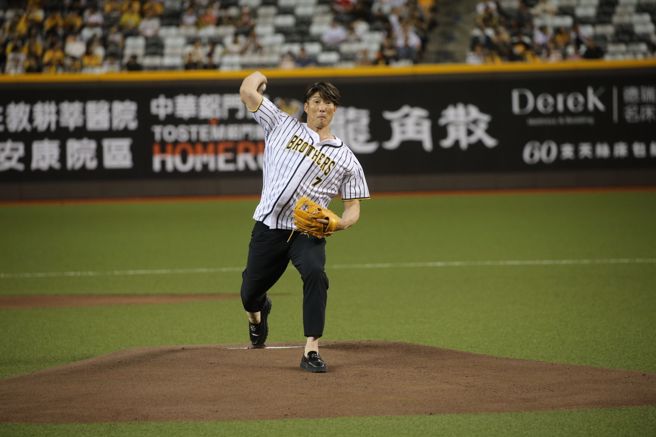 前阪神虎球员纟井嘉男16日为中信兄弟开球。（陈君玮摄）