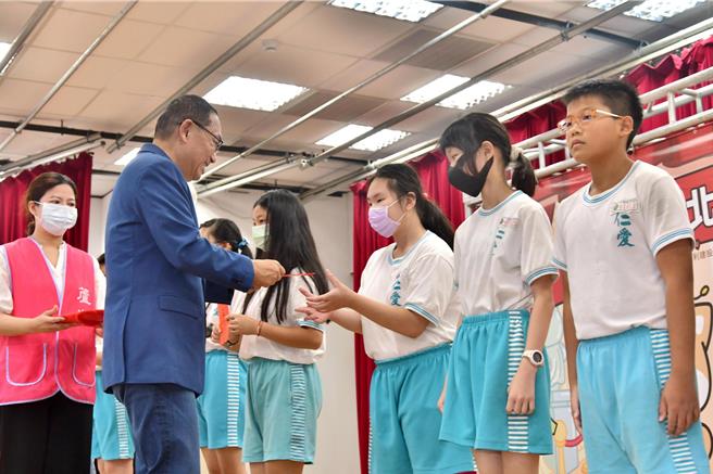 新北市长侯友宜今日出席崇利助学圆梦奖学金颁奖典礼，亲自将奖学金颁发给获奖学童。（新北市政府提供）