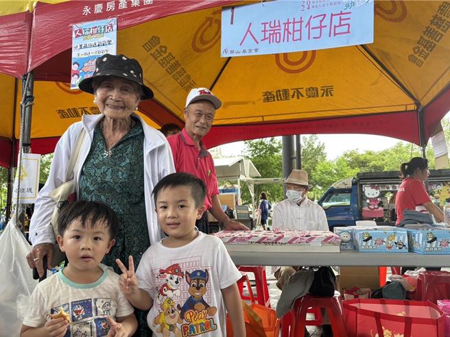 百歲人瑞李長進爺爺自告奮勇擔任攤主，與現場大小朋友互動，大玩戳戳樂遊戲，體驗人生不一樣的樂趣，直呼「好玩啊」。 （華山基金會提供／吳佩蓉宜蘭傳真）