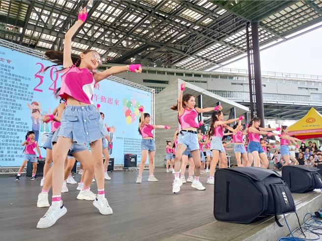 舞台上載歌載舞，氣氛十分熱鬧。（華山基金會提供／吳佩蓉宜蘭傳真）